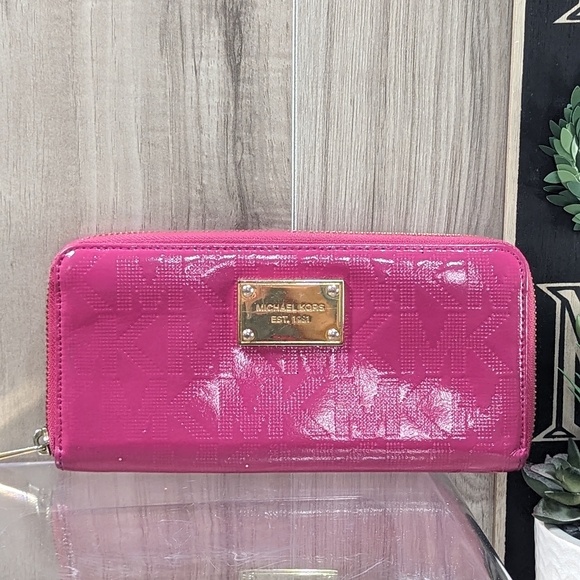 Vintage Michael Kors Wallet Hot Pink Shiny Liquid Patent Jet Set Monogram - Picture 1 of 16